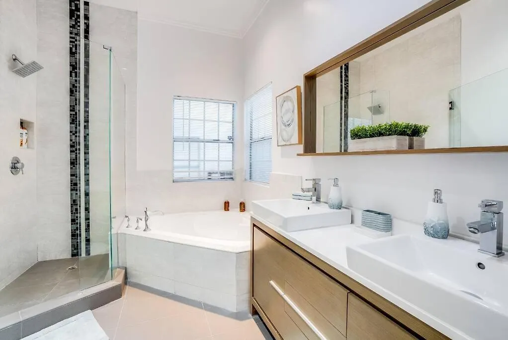 Villa Prime Location! House W/Pool 7 Mins To Universal, 10 Mins To Hollywood Los Angeles