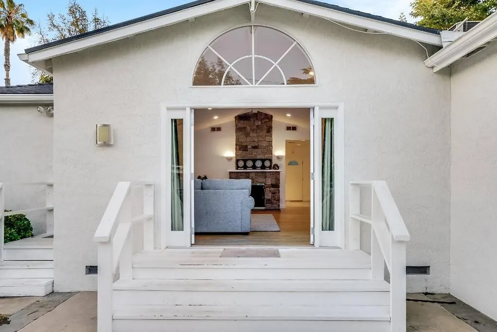 Prime Location! House W/Pool 7 Mins To Universal, 10 Mins To Hollywood Los Angeles Villa